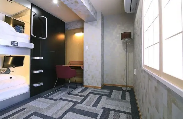 Oda, Ortak Banyo (Main, 2 Capsule Rooms 2)