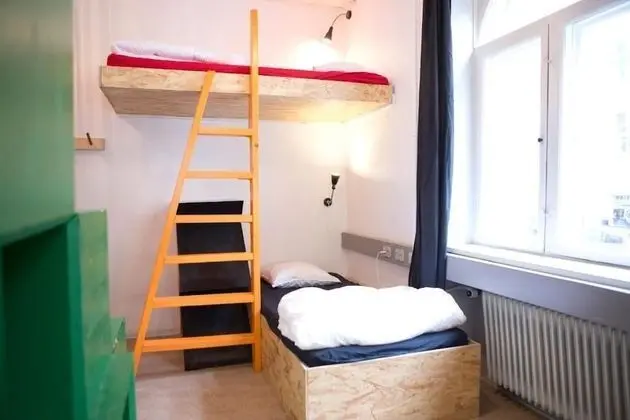 Üç Kişilik Oda, Ortak Banyo