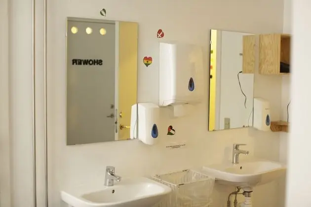 Üç Kişilik Oda, Ortak Banyo
