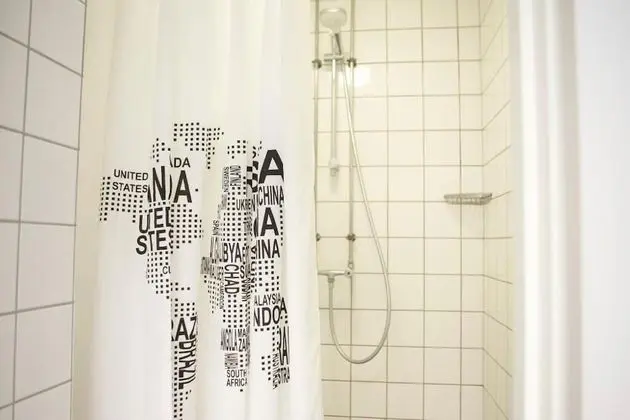 Üç Kişilik Oda, Ortak Banyo