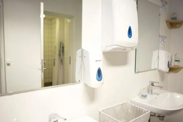 Üç Kişilik Oda, Ortak Banyo
