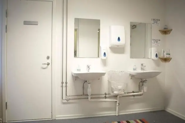 Üç Kişilik Oda, Ortak Banyo