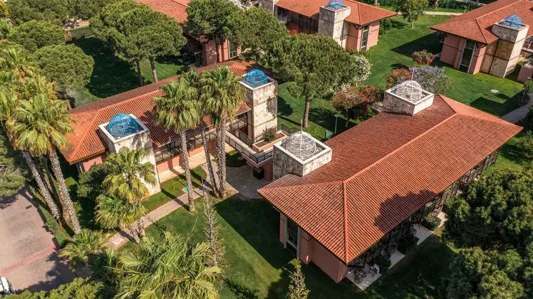 https://images.etstur.com/imgproxy/resize/2560x1440/files/images/hotelImages/etsrooms/50/Gloria_Golf_Resort_20241106122119_3.jpg