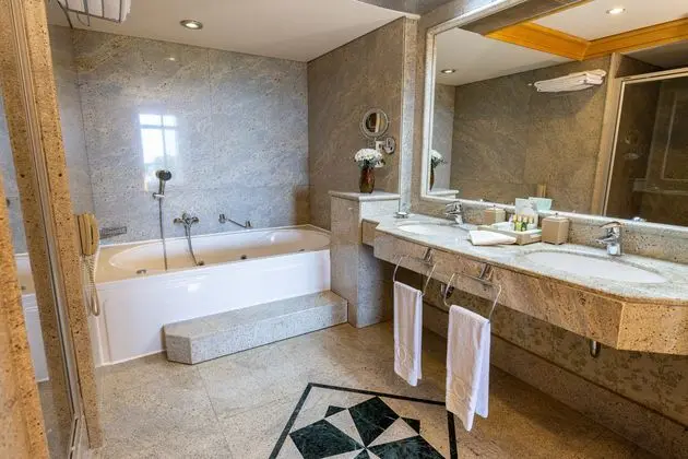 https://images.etstur.com/imgproxy/resize/2560x1440/files/images/hotelImages/etsrooms/51/Gloria_Verde_Resort_20250127102710_1.jpg