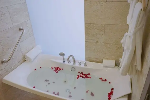 Deluxe River View Room with Bathtub