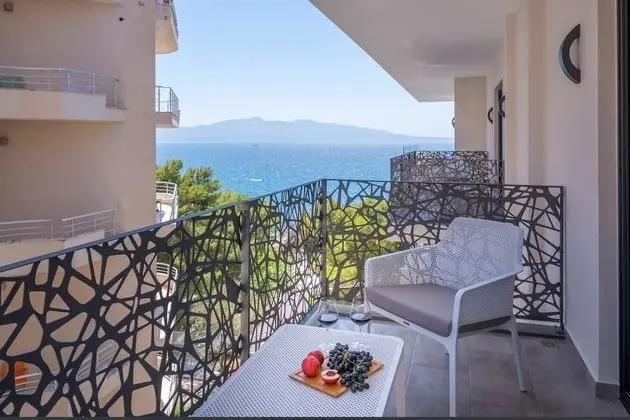 Tek Büyük veya İki Ayrı Yataklı Oda, Balkon, Kısmi Deniz Manzaralı