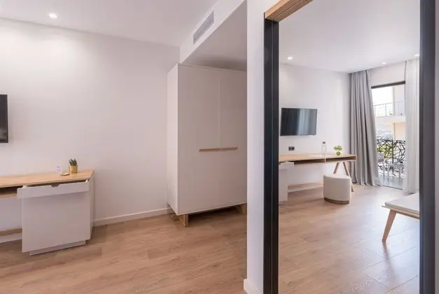 Tek Büyük veya İki Ayrı Yataklı Oda, Balkon, Kısmi Deniz Manzaralı