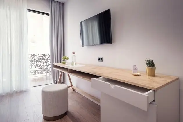 Tek Büyük veya İki Ayrı Yataklı Oda, Balkon, Kısmi Deniz Manzaralı