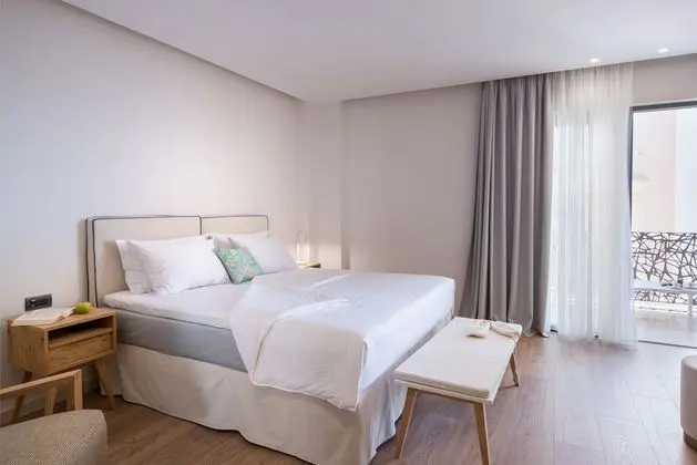 Tek Büyük veya İki Ayrı Yataklı Oda, Balkon, Kısmi Deniz Manzaralı