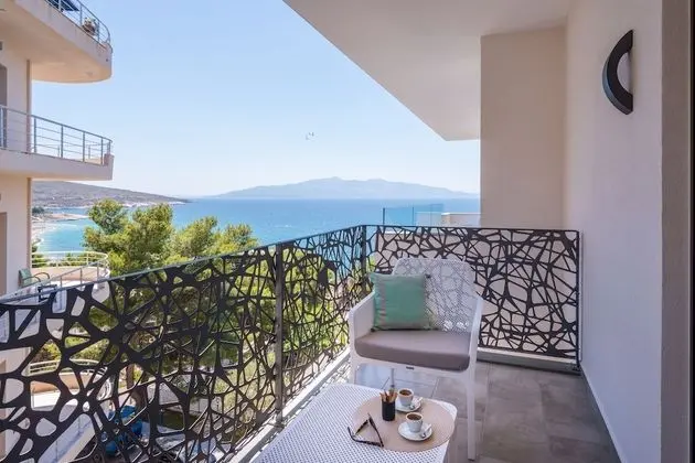 Tek Büyük veya İki Ayrı Yataklı Oda, Balkon, Kısmi Deniz Manzaralı