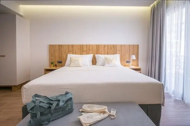 Tek Büyük veya İki Ayrı Yataklı Oda, Balkon, Kısmi Deniz Manzaralı