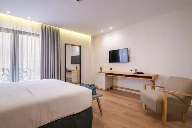 Tek Büyük veya İki Ayrı Yataklı Oda, Balkon, Kısmi Deniz Manzaralı