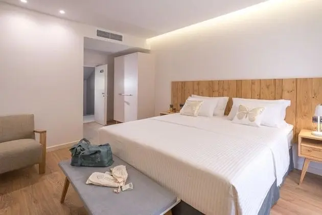 Tek Büyük veya İki Ayrı Yataklı Oda, Balkon, Kısmi Deniz Manzaralı