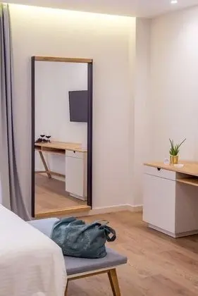 Tek Büyük veya İki Ayrı Yataklı Oda, Balkon, Kısmi Deniz Manzaralı