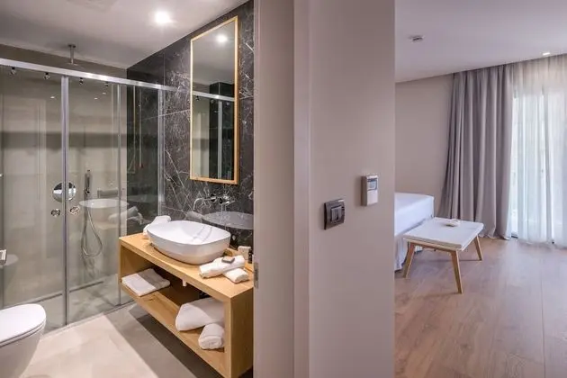 Tek Büyük veya İki Ayrı Yataklı Oda, Balkon, Kısmi Deniz Manzaralı