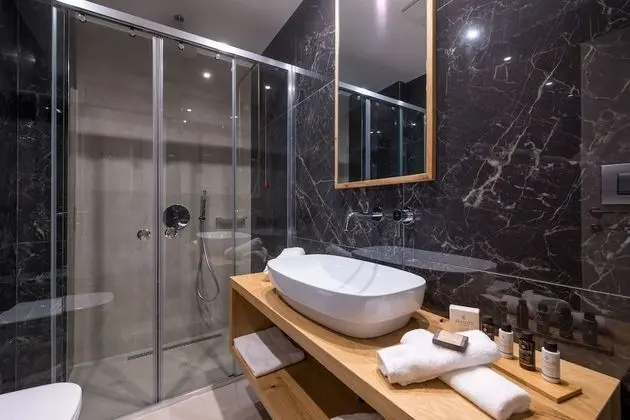 Tek Büyük veya İki Ayrı Yataklı Oda, Balkon, Kısmi Deniz Manzaralı