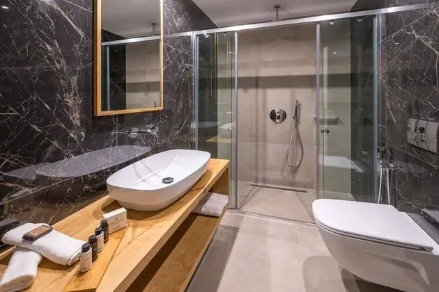 Tek Büyük veya İki Ayrı Yataklı Oda, Balkon, Kısmi Deniz Manzaralı