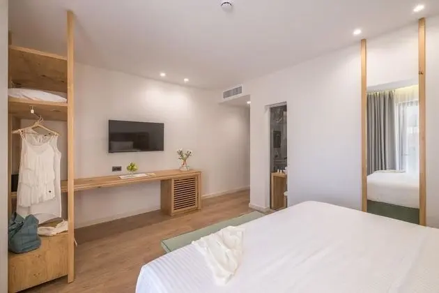 Tek Büyük Yataklı Oda, Balkon, Kısmi Deniz Manzaralı