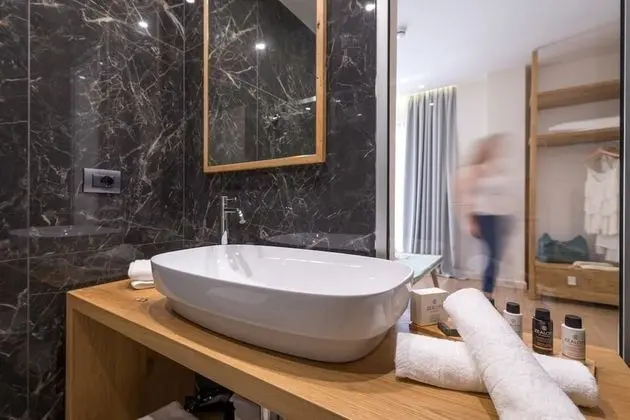 Tek Büyük Yataklı Oda, Balkon, Kısmi Deniz Manzaralı