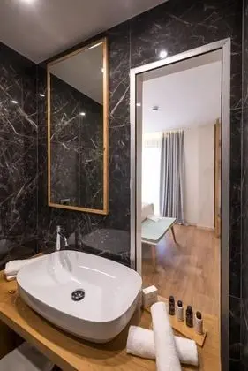 Tek Büyük Yataklı Oda, Balkon, Kısmi Deniz Manzaralı