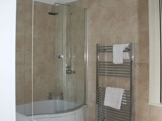 Classic Tek Büyük Yataklı Oda, Banyolu/Duşlu, Bahçe Manzaralı (or Shower)