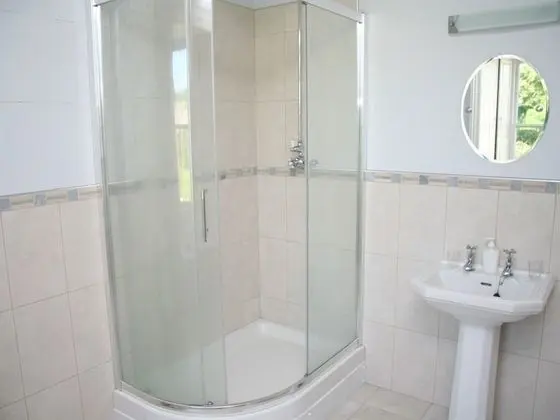 Classic Tek Büyük Yataklı Oda, Banyolu/Duşlu, Bahçe Manzaralı (or Shower)