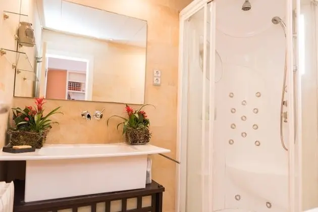 Tek Büyük Yataklı Oda, Ortak Banyo