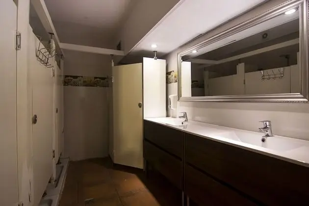 Dört Kişilik Oda, Ortak Banyo