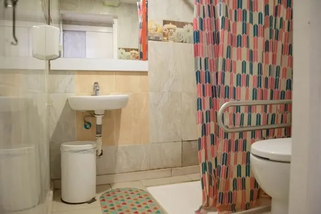 Üç Kişilik Oda, Ortak Banyo