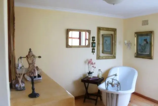 Oda (Double Room 3 Golden Glen)