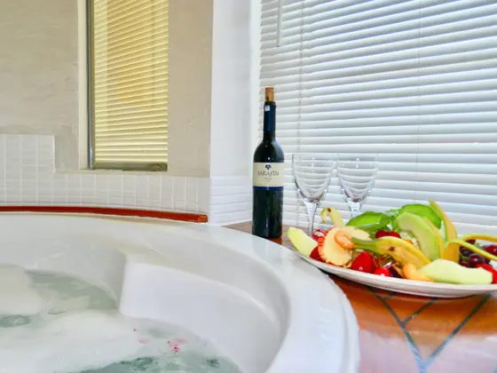 Honeymoon Suite, Havuz Manzaralı
