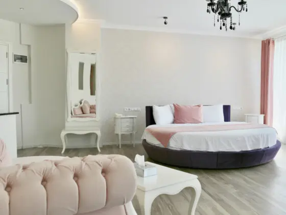 Honeymoon Suite, Havuz Manzaralı
