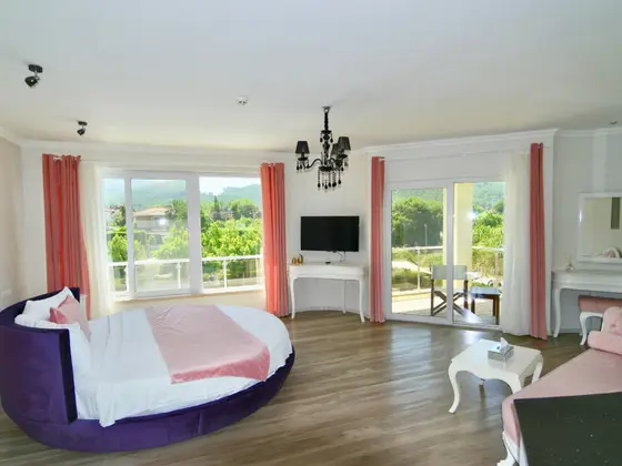 Honeymoon Suite, Havuz Manzaralı