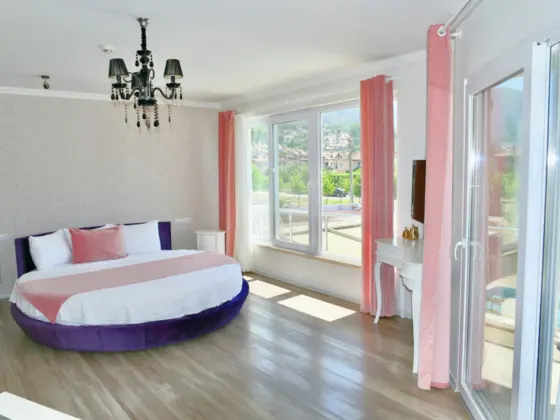 Honeymoon Suite, Havuz Manzaralı