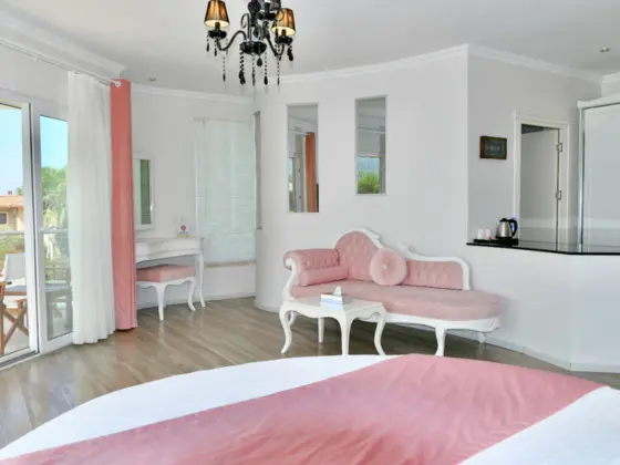 Honeymoon Suite, Havuz Manzaralı