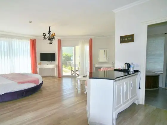 Honeymoon Suite, Havuz Manzaralı
