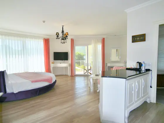 Honeymoon Suite, Havuz Manzaralı