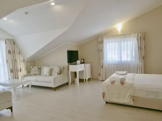 Twin, Kara veya Havuz Manzaralı, Balkonlu