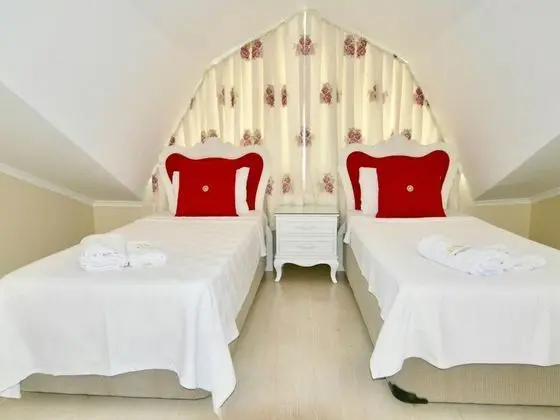 Twin, Kara veya Havuz Manzaralı, Balkonlu