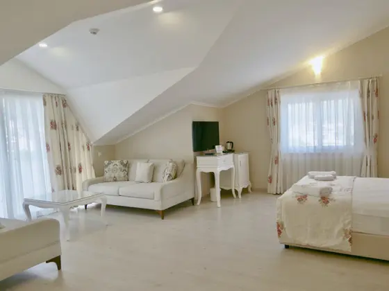 Twin, Kara veya Havuz Manzaralı, Balkonlu
