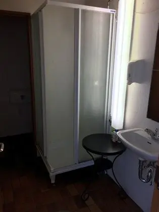 Üç Kişilik Oda, Ortak Banyo