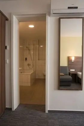 Üç Kişilik Oda