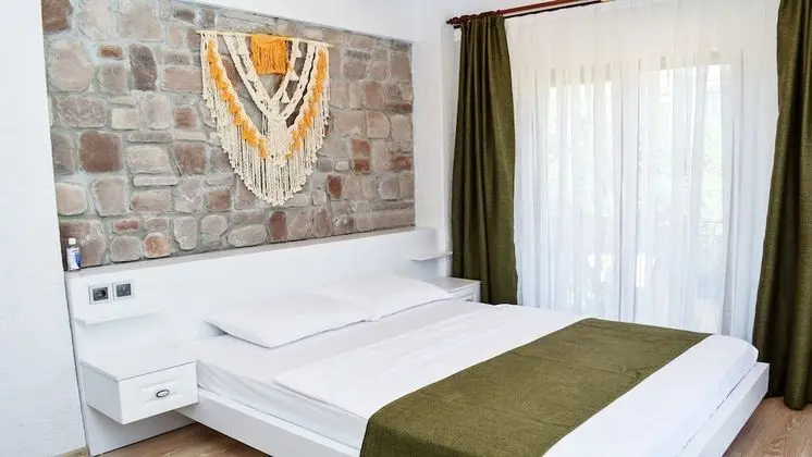 Standard Oda, 1 Büyük (Queen) Boy Yatak, Sigara İçilmez, Bahçe Manzaralı