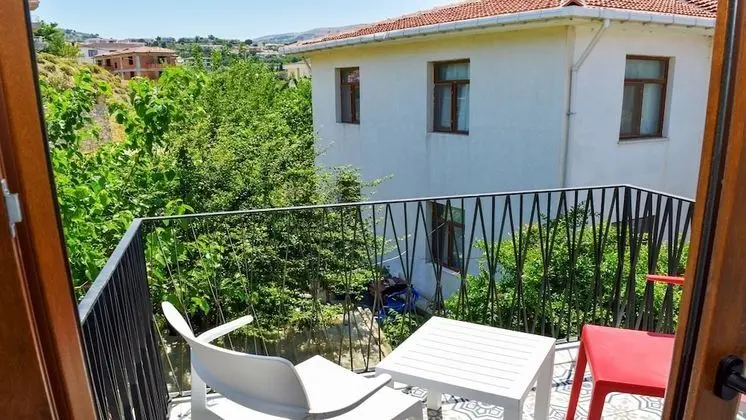 Standard Oda, 1 Büyük (Queen) Boy Yatak, Sigara İçilmez, Bahçe Manzaralı