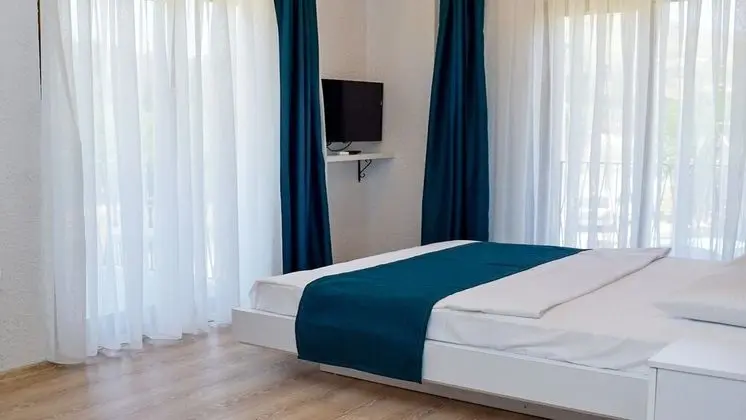 Standard Oda, 1 Büyük (Queen) Boy Yatak, Sigara İçilmez, Bahçe Manzaralı