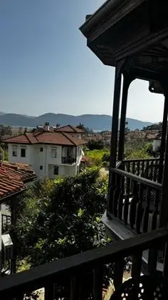 Triple, Bahçe Manzaralı