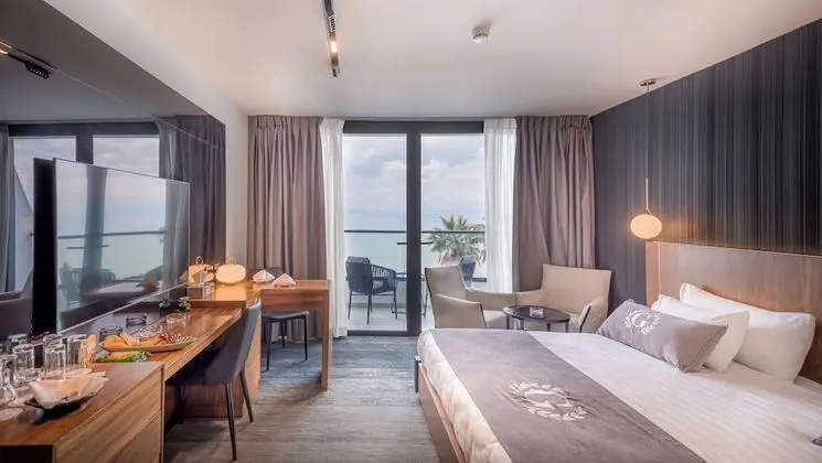 Deluxe Tek Büyük Yataklı Oda, Balkon, Göl Manzaralı