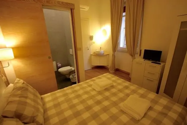 Tek Büyük Yataklı Oda (Private External Bathroom)
