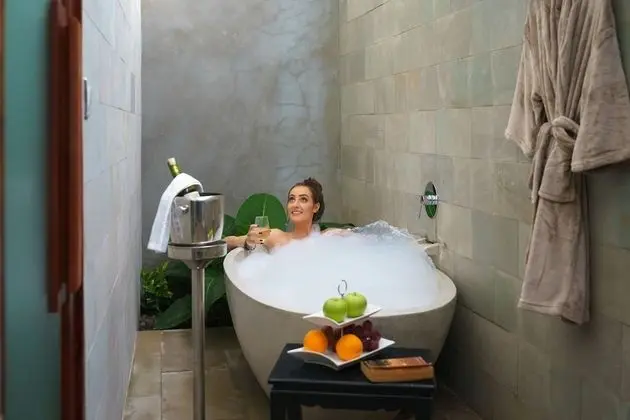 Cabana Suite, Access to Pool (Free One Way Airport Transfer)