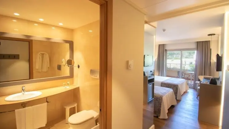 Üç Kişilik Oda, Havuz Manzaralı (2 Aduls and 1 Child)